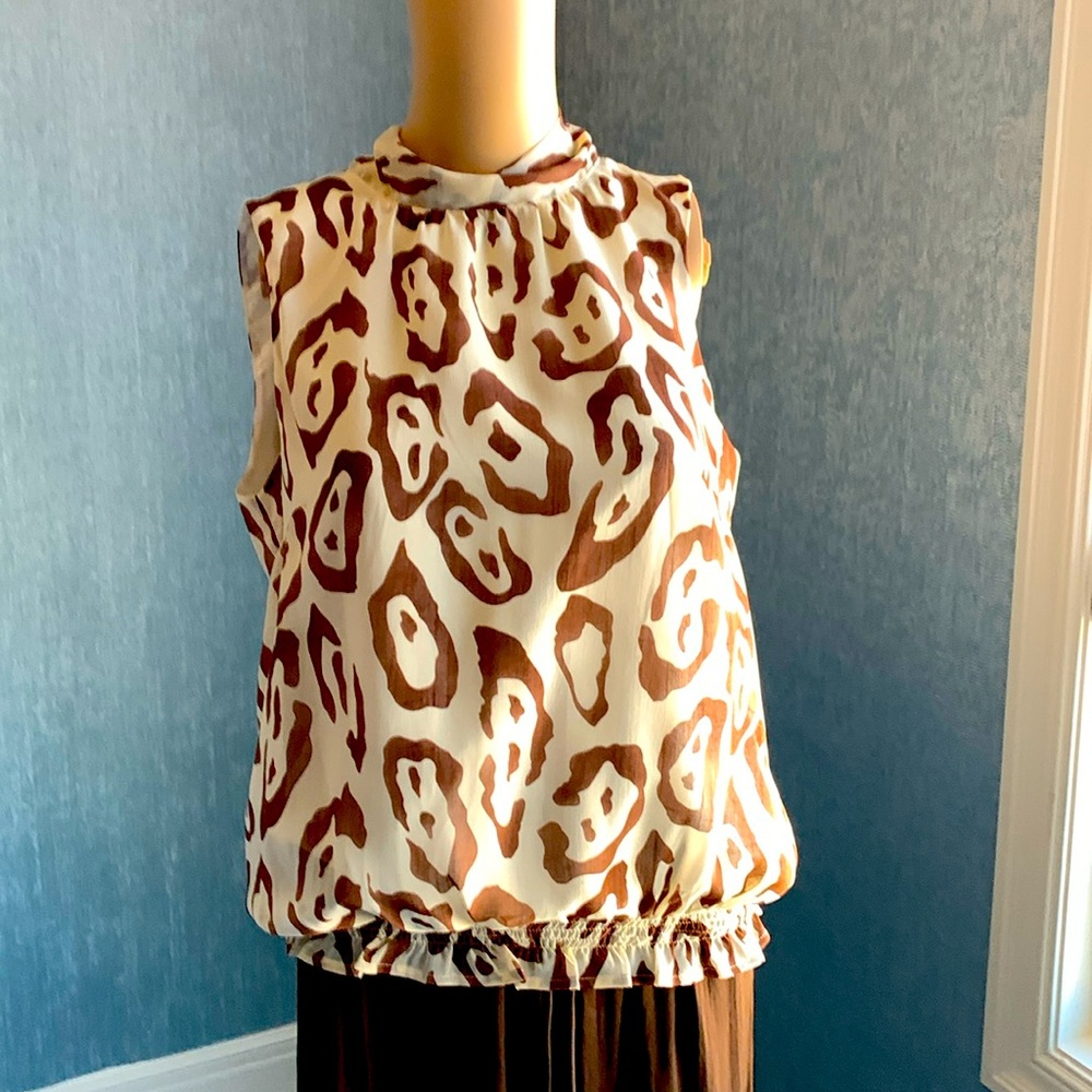 Nwt. Sleeveless blouse. Button and tie back of neck. Extra button.